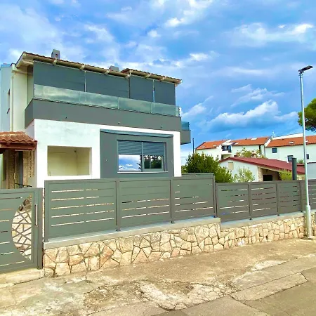 Apartment Niko - Big With Stunning Sea View And Pool